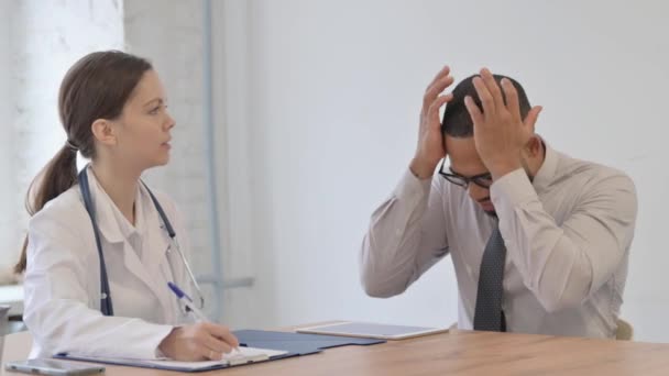 Mann Mit Kopfschmerzen Berät Ärztin — Stockvideo
