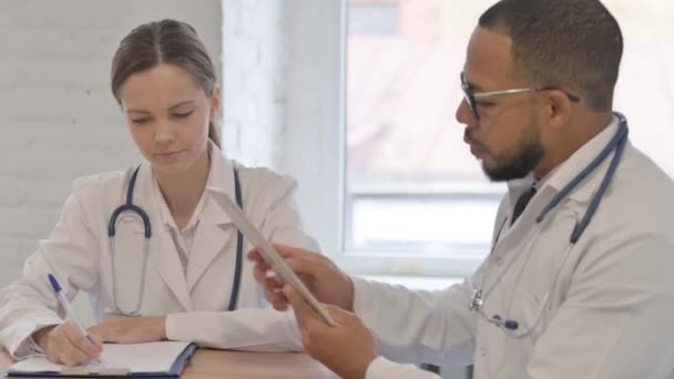 Többnemzetiségű Orvosok Csoportja Akik Együtt Dolgoznak Kórházban — Stock videók