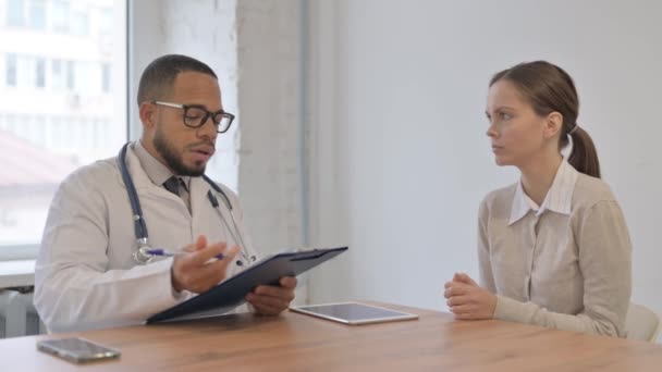 Médico Compartiendo Buenas Noticias Con Paciente Mujer Ansiosa — Vídeos de Stock