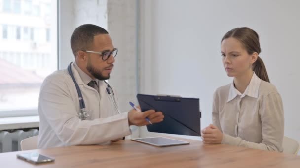 Lékař Pomáhá Rozrušit Pacienta Špatných Lékařských Hlášeních — Stock video