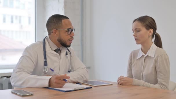 Tos Paciente Africana Discutiendo Problemas Salud Con Médico Femenino — Vídeos de Stock