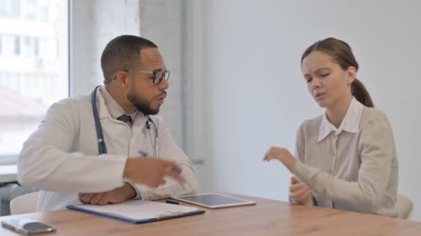 정형외과 의사를 상담하는 팔꿈치 통증을 — 비디오