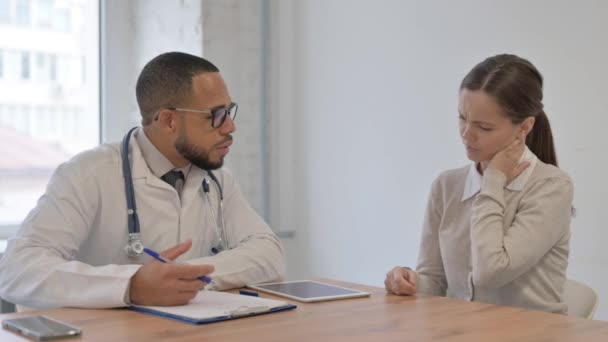 Man Med Nacksmärta Konsultera Kvinnlig Läkare — Stockvideo