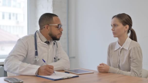 Médico Ortopédico Examinando Pulso Paciente Feminina — Vídeo de Stock