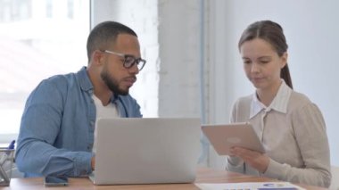 Laptop 'ta Çalışan Çok Etnik Gündelik İnsanlar