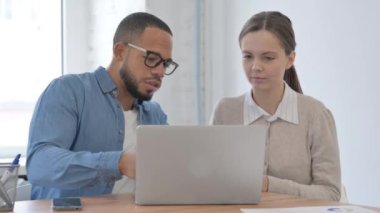 Laptop 'ta Birlikte Çalışan Çok Etnik Gündelik İnsanlar