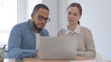 Çevrimiçi Sohbet: Çok Etnik Sıradan İnsanlar İş Başında