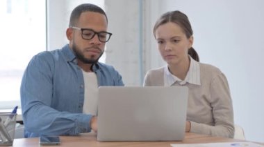 Ofiste Kayıplara Farklı Etnik Gündelik İnsanlar Tepki Veriyor