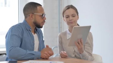 Ofiste Tablet Üzerinde Çalışan Çok Etnik Gündelik İnsanlar