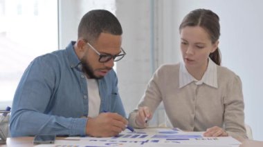 Ofiste Evrak İşleri Yapan Yaratıcı İnsanlar