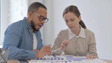 Ofiste Belgeler Üzerinde Çalışan Çoklu Etnik İnsanlar