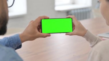 Yeşil Ekranlı Yatay Telefonu Tutan Gençlerin Arka Görünümü