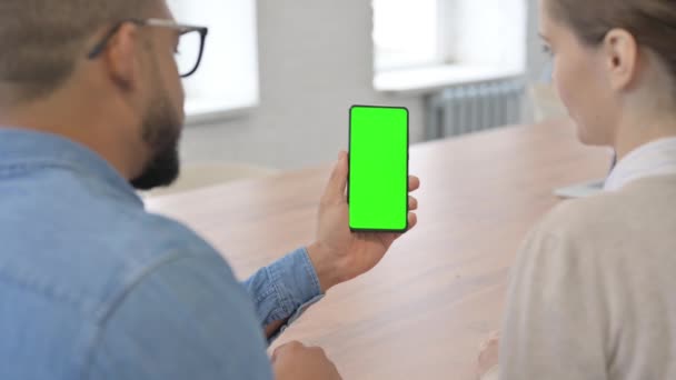 Οπίσθια Όψη Των Νέων Που Χρησιμοποιούν Τηλέφωνο Πράσινη Οθόνη — Αρχείο Βίντεο