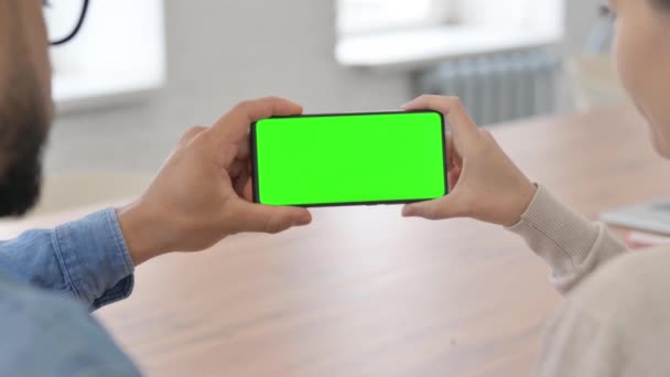 Yeşil Ekranlı Yatay Telefonu Tutan Gençlerin Arka Görünümü — Stok video