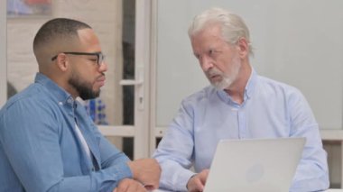 İşte Konuşan Karışık Irk İnsanları