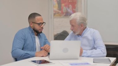 Kızgın ihtiyar, erkek meslektaşlarına kızgın.