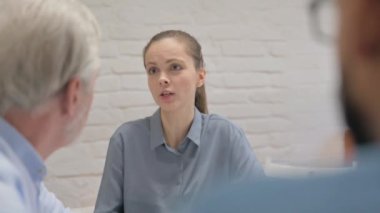 Kızgın Genç Kadın İş Arkadaşlarıyla Konuşuyor