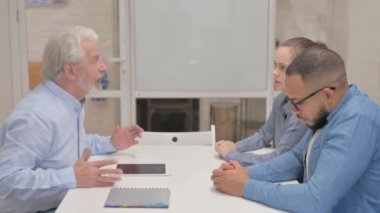 Öfkeli Kıdemli İşadamı Çalışanlarla Konuşurken Yan Bakış