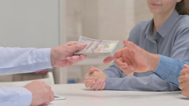 Close Van Senior Man Schudden Hand Het Betalen Van Geld — Stockvideo