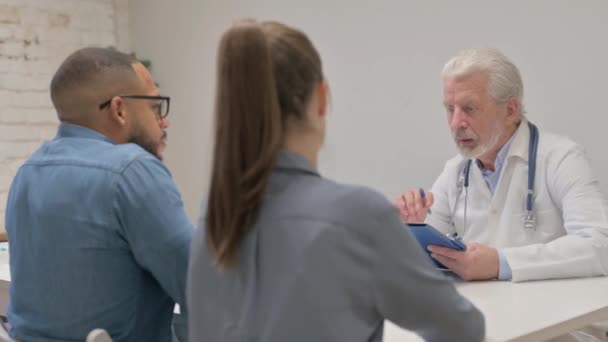 Close Paciente Discutindo Questões Saúde Com Médico Sênior — Vídeo de Stock
