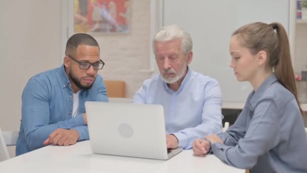 Equipe Multiracial Trabalhando Laptop Office — Vídeo de Stock