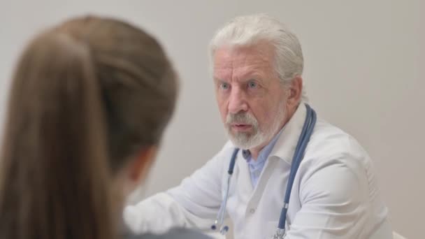 Vue Arrière Médecin Principal Parlant Avec Patient — Video