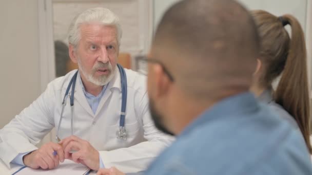 Старший Врач Обсуждает Пациентами План Лечения — стоковое видео