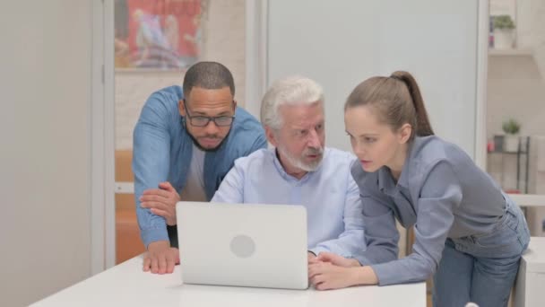 Equipe Multiracial Discutindo Trabalho Online Laptop — Vídeo de Stock