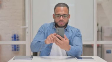 Karışık Yarış Adamı Telefonda Başarıyı Kutluyor