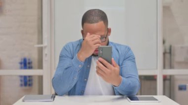 Karışık Irk Adamı Telefondaki Kayıptan Şok Oldu