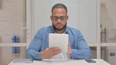 Karışık Irk Adamı Dijital Tablet Kullanıyor