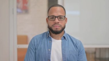 Onaylanırken Kafasını Sallayan Afrikalı Adam Portresi