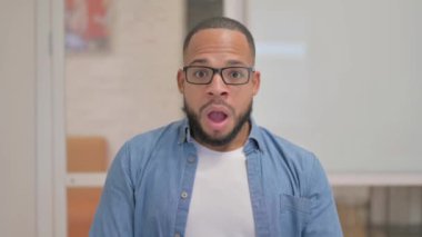 Ofiste Başarısızlığa Tepki Veren Şok Olan Afrikalı Adamın Portresi