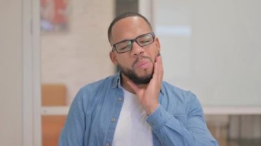 Ofisinde diş ağrısı olan Afrikalı bir adam var.