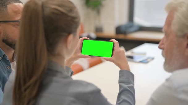 Biznesmeni Trzymający Telefon Poziomo Zielonym Ekranem — Wideo stockowe
