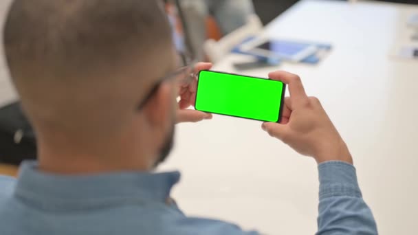 Hispanischer Mann Hält Telefon Horizontal Mit Grünem Bildschirm — Stockvideo