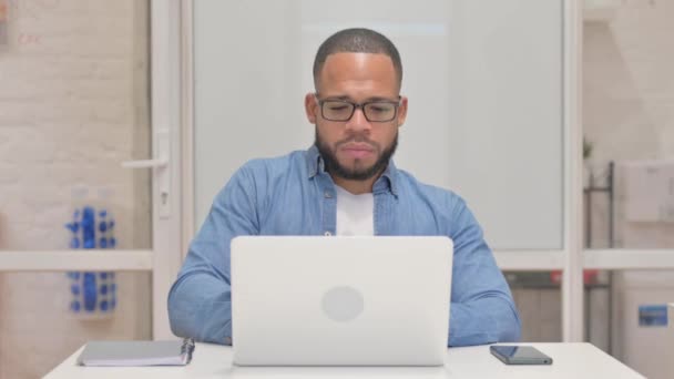 Gemengde Race Man Werken Laptop — Stockvideo