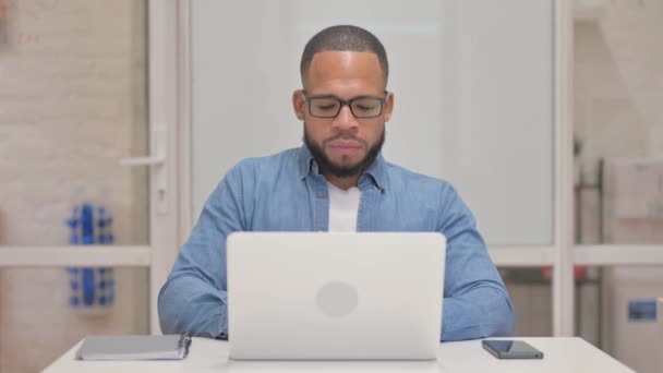 Βήχας Mixed Race Man Χρησιμοποιώντας Laptop — Αρχείο Βίντεο