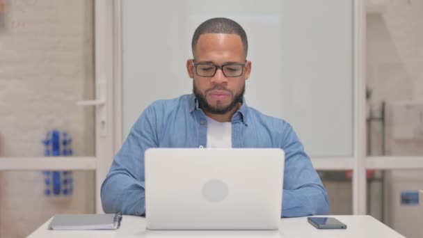 Mann Mit Gemischter Rasse Hat Kopfschmerzen Bei Der Arbeit — Stockvideo