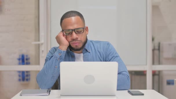 Mann Mit Gemischter Rasse Schläft Während Laptop Arbeitet — Stockvideo