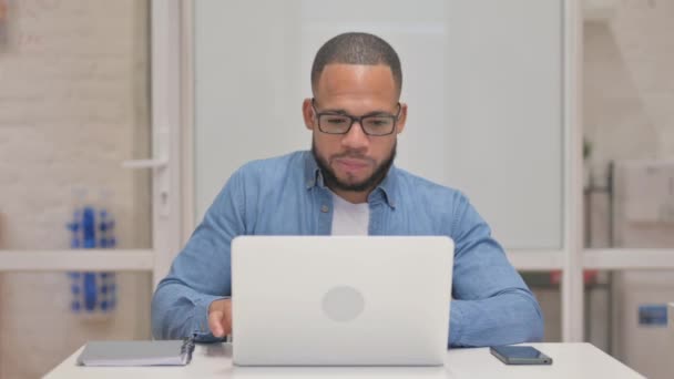 Ενθουσιασμένος Mixed Race Man Γιορτάζοντας Την Επιτυχία Στο Laptop — Αρχείο Βίντεο