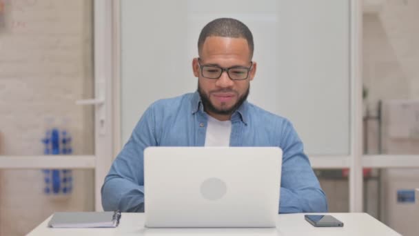 Mieszane Race Man Robi Czat Wideo Laptopie — Wideo stockowe