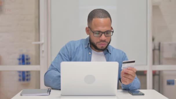 Μικτή Race Man Αναστατώθηκε Online Shopping Failure Στο Laptop — Αρχείο Βίντεο