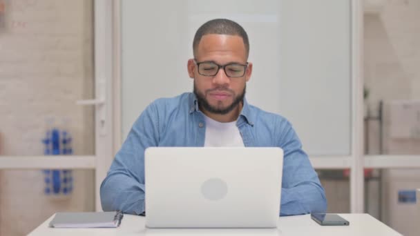 Duimen Omhoog Door Gemengde Ras Man Met Behulp Van Laptop — Stockvideo