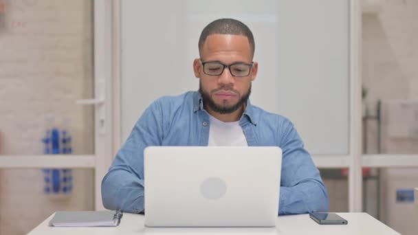 Homem Raça Mista Sorrindo Para Câmera Enquanto Trabalhava Laptop — Vídeo de Stock