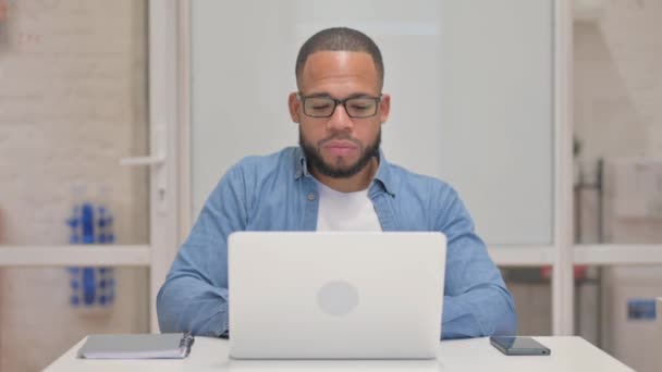 Duimen Omlaag Door Gemengde Ras Man Met Behulp Van Laptop — Stockvideo