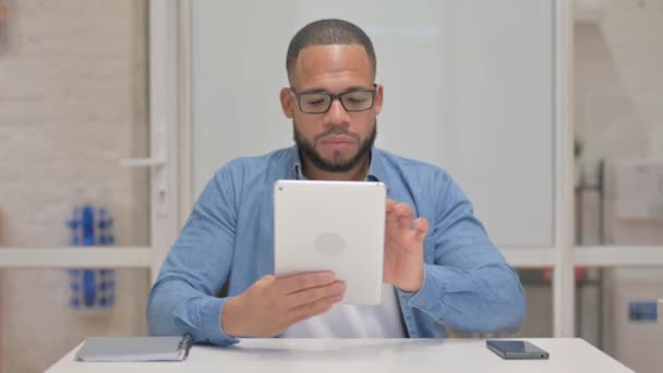 Homem Raça Mista Comemorando Sucesso Tablet — Vídeo de Stock