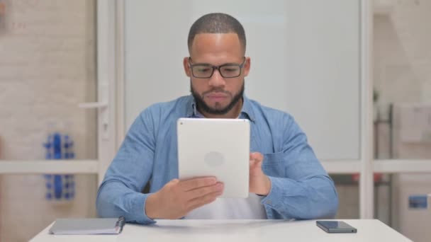 Tablette Kayıpla Karışık Irk Adamı — Stok video