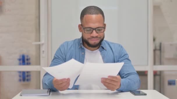 Mann Mit Gemischter Rasse Fühlt Sich Beim Lesen Des Vertrages — Stockvideo
