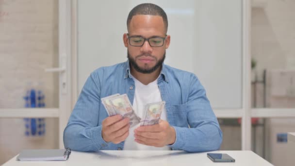 Jonge Gemengde Ras Man Tellen Geld — Stockvideo